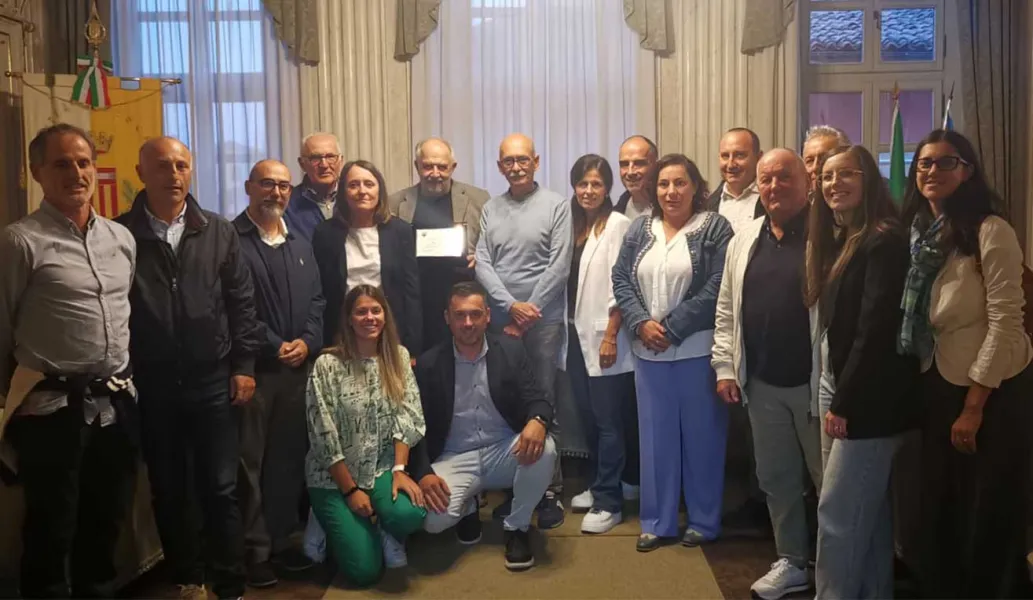 Marco Villois a fianco del Sindaco Ezio Donadio, centrali, insieme agli assessori e consiglieri comunali