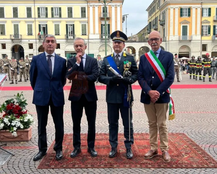 Il Sindaco Ezio Donadio insieme al Prefetto Mariano Savastano alla consegna dell'onorificenza a Claudio Garelli