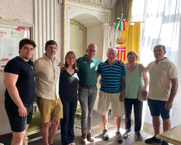 Il Sindaco Ezio Donadio insieme alla famiglia Abbà