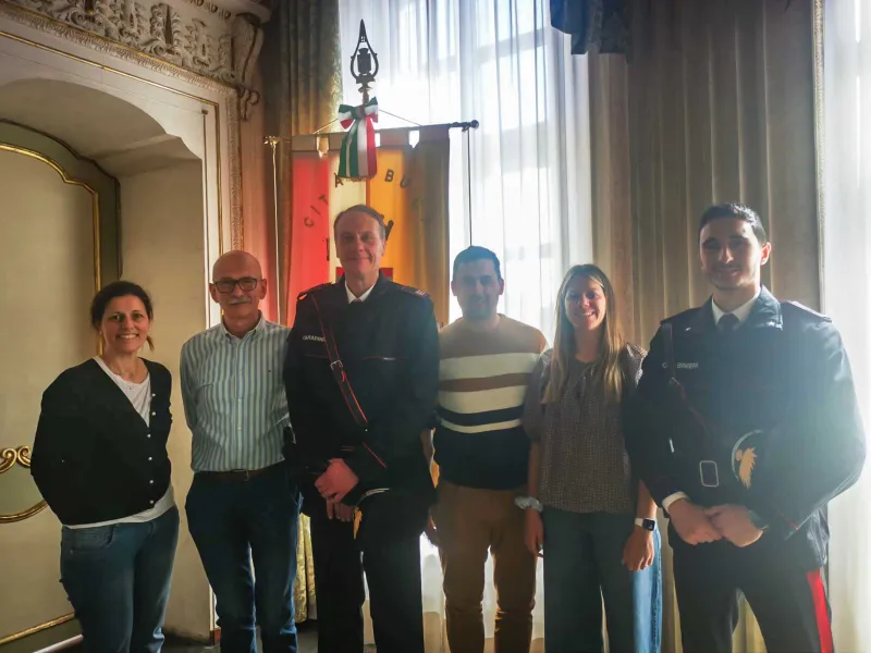 Il nuovo Comandante della Stazione dei Carabinieri Alan Cernettich, insieme al Maresciallo Matteo Faustini e l'Amministrazione Comunale