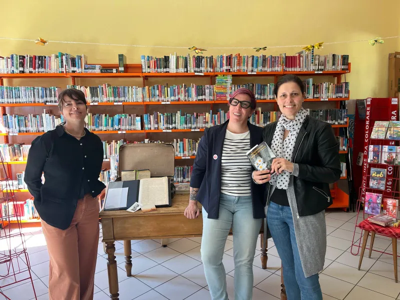 L'incontro in Biblioteca con l'autrice Cinzia Dutto, in centro, presente anche l'Assessore alla cultura Lucia Rosso, a destra