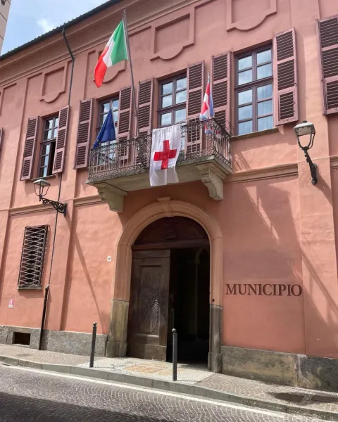 La bandiera della Croce Rossa esposta dal Palazzo comunale