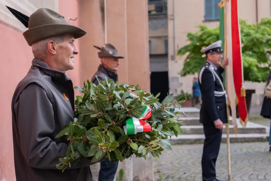 La deposizione della corona di alloro davanti alla lapide dei caduti in Piazza della Rossa
