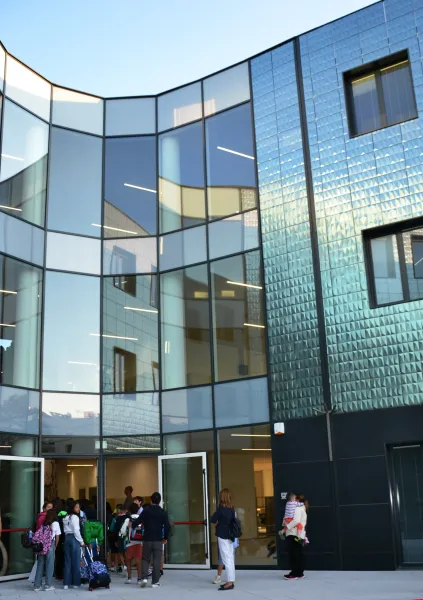 L'ingresso nel nuovo edificio che ospita da quest'anno le scuole primarie e medie di Busca