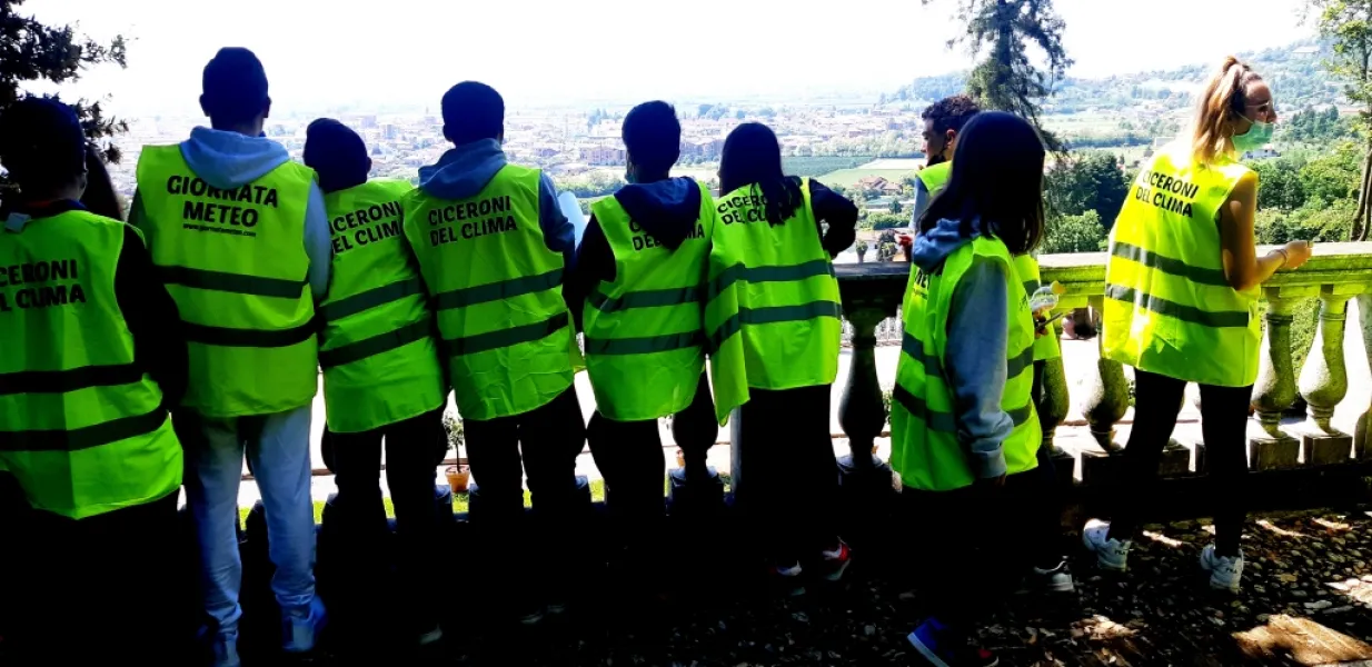  I “Ciceroni del clima”, ovvero i ragazzi della classe 3° D della scuola media dell’Istituto Comprensivo di Busca, guidati dai loro insegnanti e con la collaborazione dei volontari, di Datameteo Educational OdV e la partecipazione di Paolo Bertolotto, meteorologo di Arpa Piemonte,  hanno realizzato un video didattico per spiegare in modo originale il loro punto di vista sulla situazione e le azioni necessarie a mitigare il cambiamento climatico in corso, da locale a globale