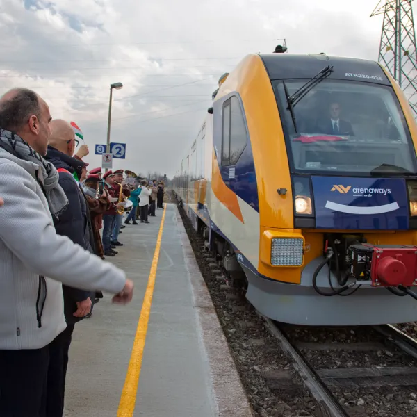 L'arrivo del treno Arenaways alla stazione di Busca