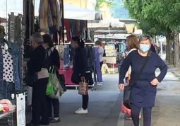 Il mercato in corso Giolitti. Al 31 dicembre 2020 i buschesi sono 10.129