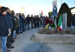 La commemorazione al cippo dei Caduti nella strage di Ceretto nella cerimonia dello scorso anno
