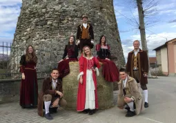 L’allegra combriccola si Busca è composta da Ivano Falco, 36 anni, idraulico, e Cinzia Garino, 25 anni, impiegata, nei panni dei due protagonisti principali Micon e Miconëtta, insieme a Andrea Fornero, 25 anni, agricoltore, e a Cristina Fornero, 27 anni, maestra d’asilo, nelle vesti de ‘l Panaté e la Bela Panatera. Insieme a loro completeranno il gruppo indossando i panni dei Birichin e delle Birichine: Francesco Ghio, 19 anni, muratore, Manuele Giordana, 25 anni, agricoltore, Sonia Sordello, 26 anni, impiegata, Roberta Marino, 32 anni, educatrice