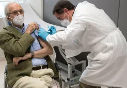 Un'immagine da internet: l'architetto Renzo Piano, 83 anni, è stato tra i primi italiani ultraottantenni a vaccinarsi nella sua regione, la Liguria, il 12 febbraio scorso