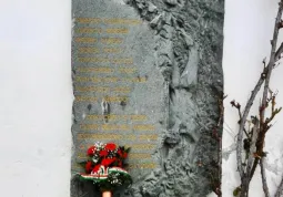 La ladipe con i nomi dei Caduti. Nell'eccidio furono uccisi dai soldati  della Repubblica di Salò nove partigiani che appartenevano alla 181.esima brigata Garibaldi, si chiamavano Ernesto Casavecchia, Giorgio Minerbi, Andrea Ponzi, Tommaso Racca, Pierino Panero, Alessandro Rozzi, il russo Ivan Volhov Pavlovich, Francesco Salis, Biagio Trucco