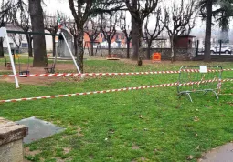 La Polizia municipale provvede a disporre i divieti di accesso alle aree gioco nei parchi cittadini