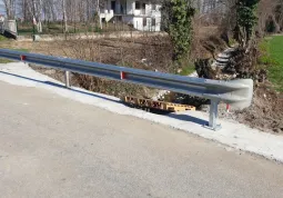 Si è provveduto alla ricostruzione completa della strada e a posizionare una barriera guard rail