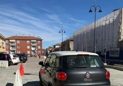 La direzione per entrare e uscire della piazza è cambiata: si entra dalla rotatoria in via Umberto I e si esce dalla rotatoria in corso Giolitti con senso unico di marcia