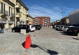 Riaperta la piazza dopo due mesi di lavori: impiantati i nuovi alberi, arriveranno prossimamente anche panchine e fioriere