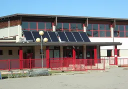 Il Comune ha messo a disposizione dell’Asl l’eventuale utilizzo del palazzetto dello sport come struttura di prossimità per le somministrazioni, nell’ambito delle indicazioni del piano vaccinale nazionale che annovera proprio questi tipi di edifici come quelli ideali allo scopo