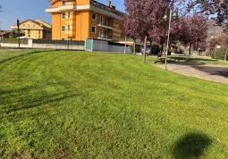 E' in corso la manutenzione di primavera in parchi, giardini e viali comunali