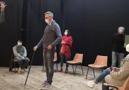 Autori e protagonisti dell'associazione culturale buschese Le Cercle Rouge durante le prove al Teatro Civico dello spettacolo che andrà in scena sabato prossimo