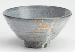 La metodologia del porgetto prevede un lavoro condiviso e partecipato che sappia accogliere storia, cultura e legami originali del minore, riavvicinando i frammenti. Kintsugi fa infatti riferimento ad un’antica arte giapponese che utilizza l’oro per riparare e riunire i cocci, creando “cicatrici d’oro”. Una filosofia che invita ad abbracciare il danno, senza vergognarsi delle ferite.