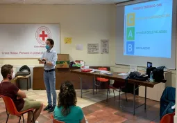 Il consigliere comunale delegato alla Sanità e medico volontario della Cri Jacopo Giamello, curatore dell’iniziativa, ieri ha tenuto il corso che insegna le manovre salvavita