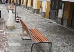 Dopo con alberi, aiuole e un nuovo selciato, piazzate le nuove panchine e in arrivo anche fioriere 