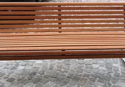 Una delle nuove panchine in piazza Savoia