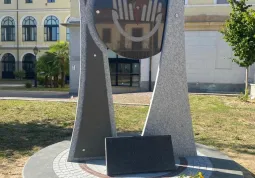 Il monumento agli infermieri nel giardino dell'ospedale 