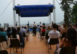 Siamo pronti ad accogliere in sicurezza nel parco del castello Roccolo, più precisamente sulla sua terrazza dal panorama mozzafiato sulla pianura cuneese che spazia fino alle colline delle Langhe, la  rassegna  con i suoi tre imperdibili appuntamenti di letteratura e musica dal vivo