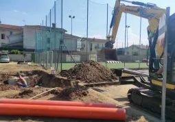 Nell’area antistante la cittadella sportiva, in una parte del grande parcheggio dello stadio comunale, sono incominciati i lavori per l’allestimento dei moduli che ospiteranno provvisoriamente le aule delle scuole medie (14/15 classi) durante la costruzione del nuovo polo scolastico