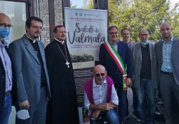 L'inaugirazione della mostra di riproduzioni di cartoline di Valmala visitabile gratuitamente tutti i giorni fino al 5 settembre