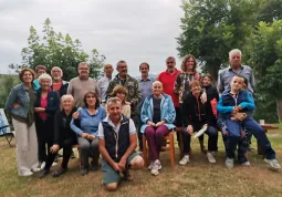 Il sindaco, Marco Gallo, il prosindaco, Andrea Picco, e il consigliere municipale Germano Rinaudola con alcuni degli abitanti della borgata Gregori a Valmala