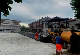 L'asfaltatura della piazza Cruz Alta - San Marcos Sud  che servirà da parcheggio a servizio sia delle scuole provvisorie sia degli impianti sportivi