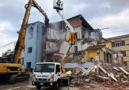 L'abbattimento dell'edificio delle scuole medie in corso Giolitti