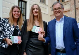 Il sindaco Marco Gallo e l'assessora alle Politiche giovanili Beatrice Aimar hanno consegnato  ai neomaggiorenni  in forma digitale, con QRcode su cartolina, la Costituzione italiana e lo Statuto comunale di Busca