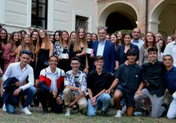 La cerimonia dei diciottenni ieri nel giardino del municipioino