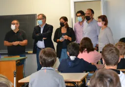 Il saluto ai ragazzi delle medie nel primo giorno di scuola: da sinistra, il dirigente scolastico Davide Martini, il sindaco Marco Gallo, la assessora all'Istruzione Lucia Rosso, l'architetto Giuseppe Moi dell'ufficio tecnico comunale, l'assessore Diego Bressi