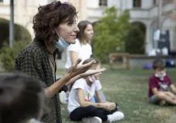 Si conclude domani, sabato 25 settembre, con un evento pubblico per le vie del centro la Residenza artistica del progetto internazionale “Bloom&Doom_camminare sul cielo” dell’artista Caterina Moroni