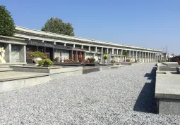 Nuova ghiaia lungo tutti i percorsi del cimitero del capoluogo