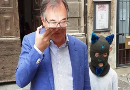 Una camminata guidata nel cielo specchiato: anche  il sindaco Marco Gallo ha partecipato all'esperienza della residenza artistica 