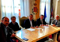 E’ stato firmato oggi il protocollo di intesa fra  Comune e Confcommercio imprese per l'Italia di Cuneo per la realizzazione del Distretto urbano del commercio di Busca. Alla firma del documento, sottoscritto  dal sindaco Marco Gallo e dal presidente di Confcommercio Cuneo Luca Chiapella, erano presenti anche il vice-sindaco Gianmichele Cismondi,  l’assessore ai rapporti con i settori produttivi Diego Bressi e il direttore di Confcommercio Cuneo Marco Manfrinato