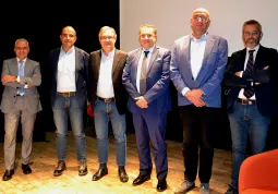 Da sinistra: il direttore di Confcommercio Cuneo e manager del Duc Busca Marco Manfrinato, sindaco,  l’assessore alle Attività produttive Diego Bressi, il sindaco Marco Gallo, il presidente di Confcommercio Cuneo Luca Chiapella, il vice presidente vicario di Confcommercio Cuneo Marco Fuso, il consulente del duc Busca Andrea Marino 