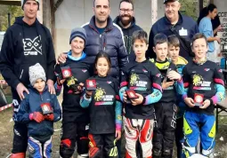 I bambini seguti dal campione buschese Luca Marra (a sinistra) con l'assessore Diego Bressi, il presidente Livio Lingua e il socio del motoclub Villois