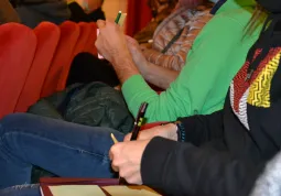 Il pubblico invitato a dare suggerimenti