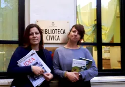 La assessora Lucia Rosso con la bibliotacaria Noemi Balbo