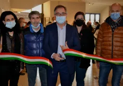 Il taglio del nastro sabato scorso con la curatrice Cinzia Tesio, il sindaco Marco Gallo e gli assessori Gianmichele Cismondi, Ezio Donadio, Lucia Rosso Cinzia Tesio