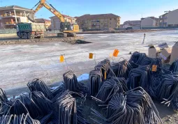 Il cantiere del nuovo polo scolastico: finito il getto del magrone 