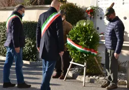 Il sindaci di Busca, Marco Gallo, e di Costigliole Saluzzo, Fabrizio Nasi, questa mattina alla celebrazione del 78° anniversario dell'eccidio di Ceretto, avvenuto il 5 gennaio 1944