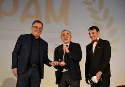 Ieri sera al cinema Lux l'attore Silvio Orlando ha ricevuto dalle mani del sindaco, Marco Gallo,  il premio   Pam