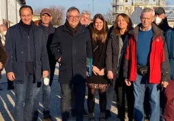 Il sindaco Gallo, il presidente Cirio e gli amministratori comunali con il presidente dell'associazione Ingenium Giovanni Tolosano nel parco-museo dell'Ingenio