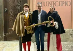 Il sindaco Marco Gallo consegna la chiave della Città a Miconetta e Micon